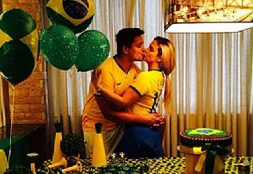 Carla Perez comemora aniversário de Xanddy e vitória do Brasil