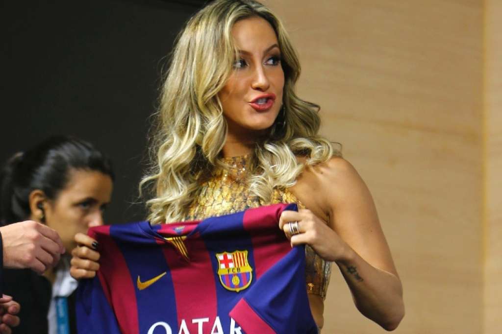 Fifa impede Claudia Leitte de posar para fotógrafo com camisa do Barcelona