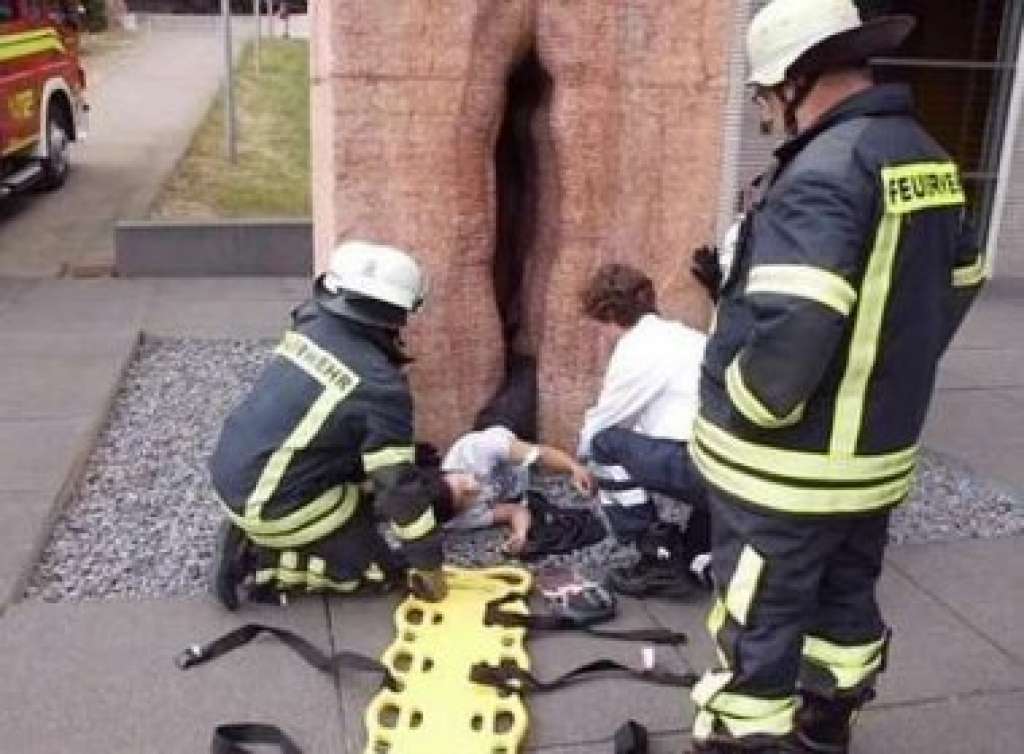 Jovem fica preso em escultura com formato de vagina