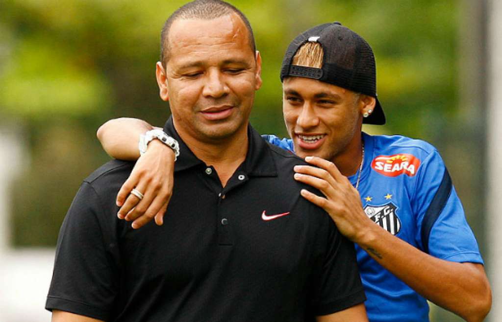 Pai de Neymar é visto deixando boate acompanhado de duas loiras