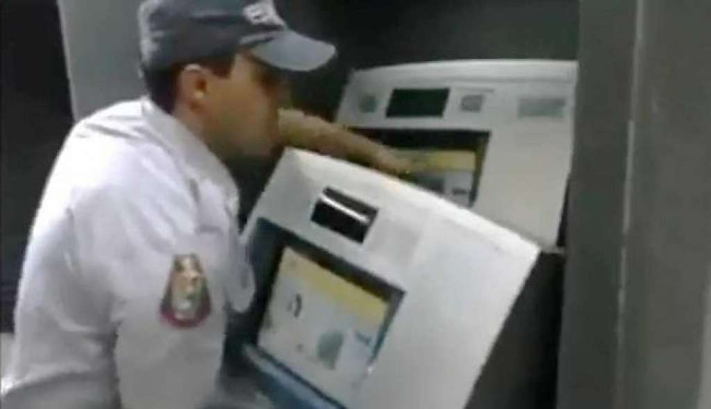 Criminosos usam frentes falsas para clonar cartões nos caixas eletrônicos. Veja vídeo