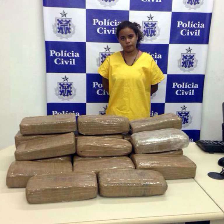 Mulher é presa em Salvador transportando 20 Kg de maconha