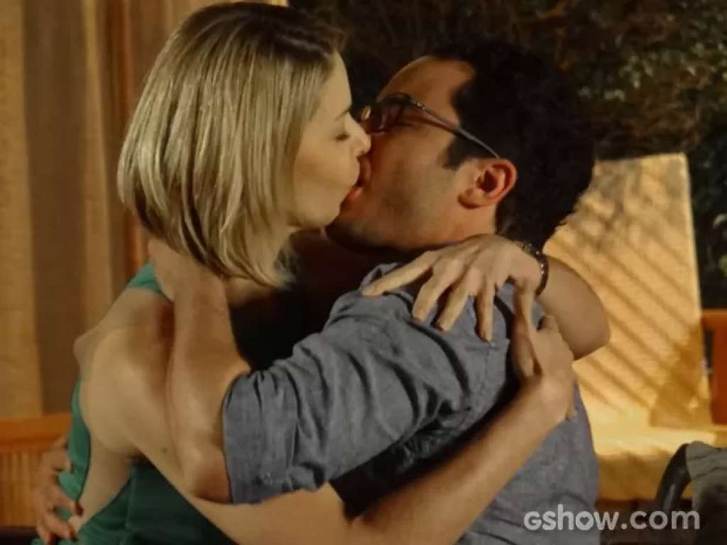 Em Família: Silvia beija Felipe e pede para passar a noite com ele