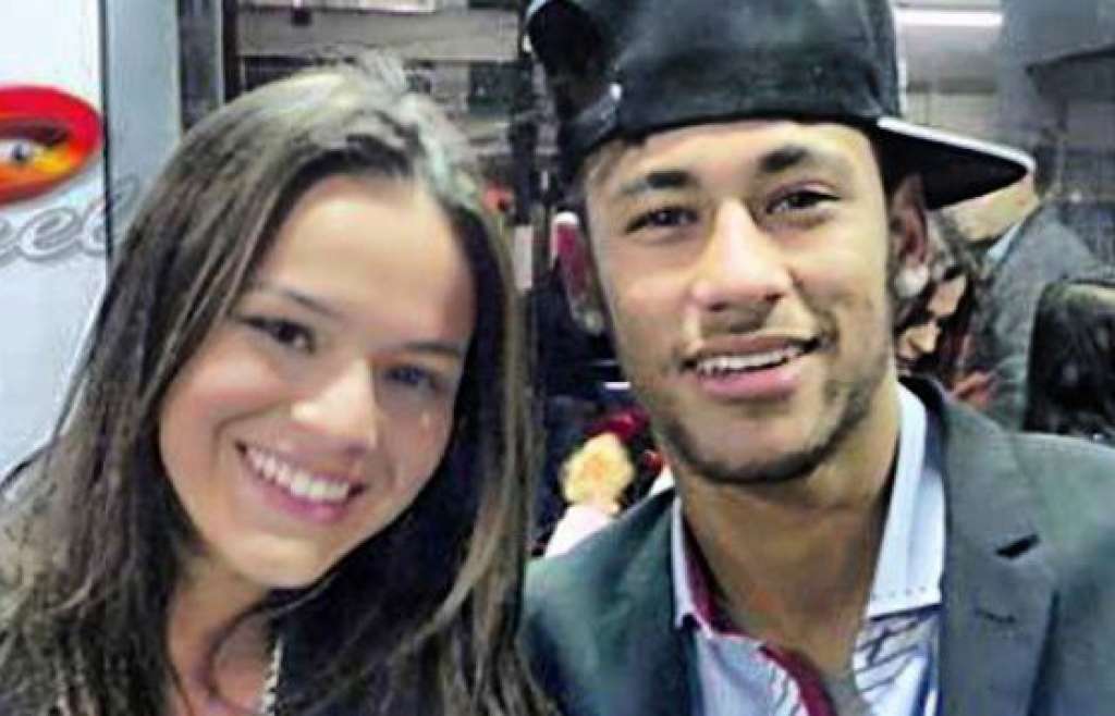 Bruna Marquezine faz visita noturna a Neymar em concentração