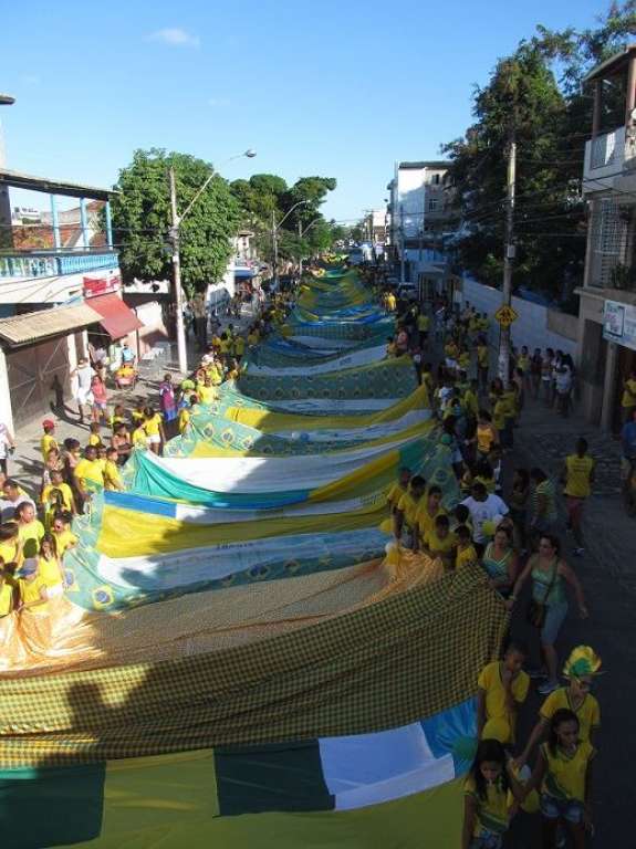 Alunos de escola em Salvador desfilam com bandeirão do Brasil