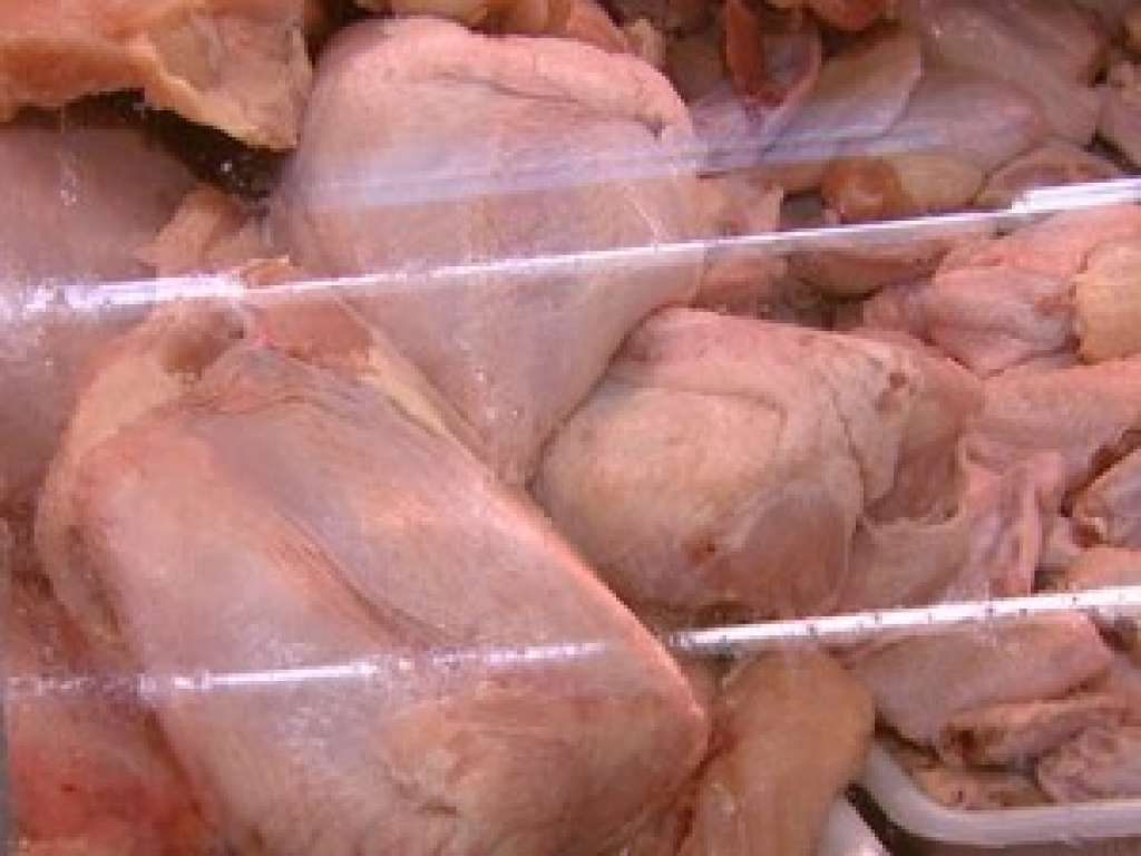 Agência britânica pede para que não se lave o frango antes de cozinhá-lo