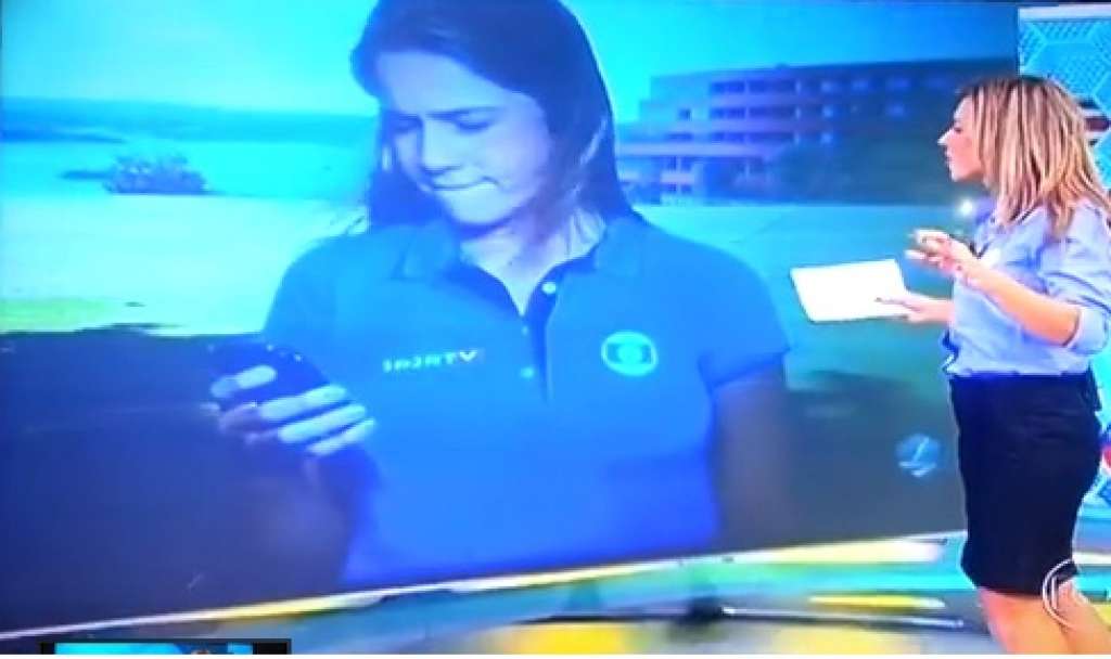 Repórter da Globo é flagrada ao vivo com celular e joga aparelho no chão. Veja o vídeo