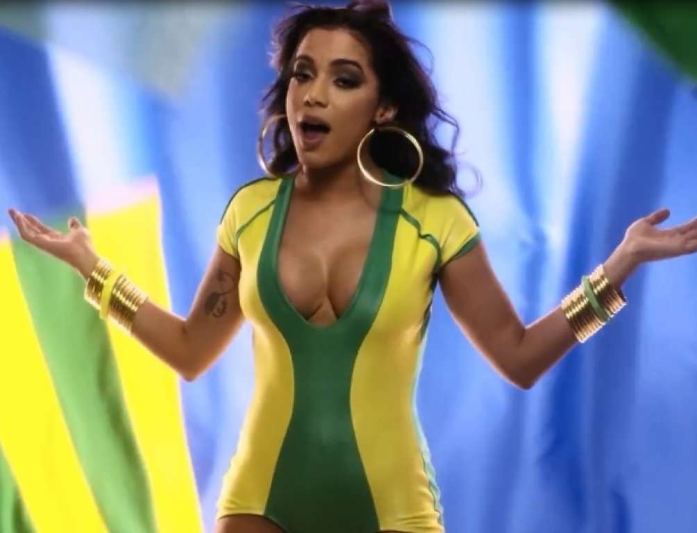 Anitta aproveita abertura da Copa e lança música sobre o mundial