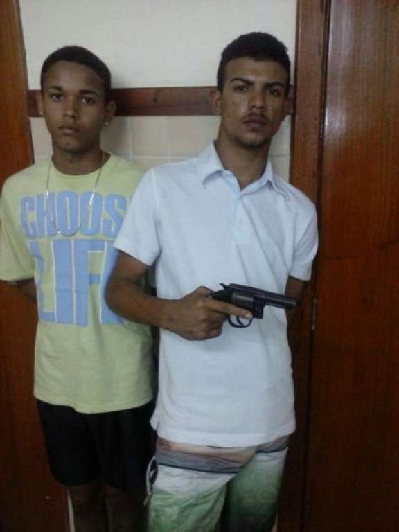 Jovens são presos em flagrante por porte ilegal de armas