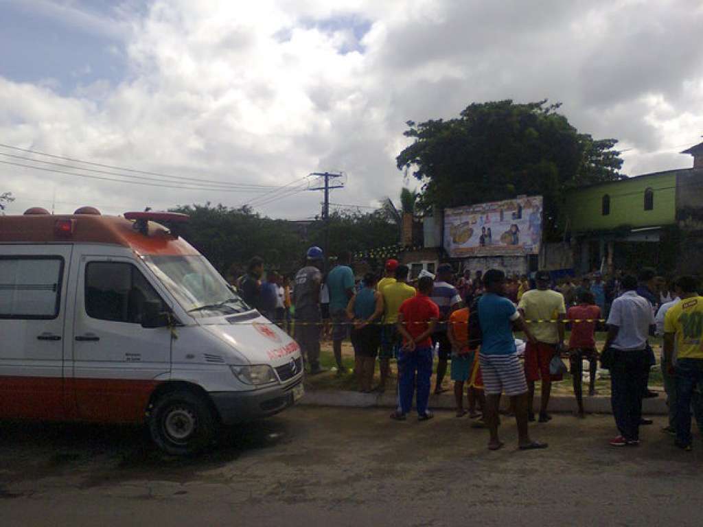 Corpos de vítimas de acidente em galeria de esgoto em Salvador são liberados