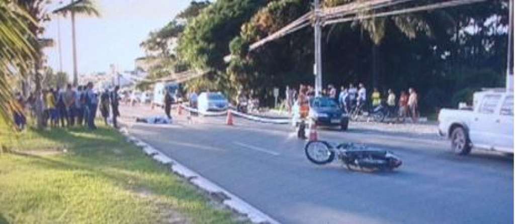 Casal morre após motocicleta colidir com poste na BA-099