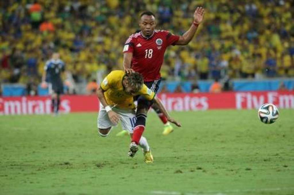 Fifa não vai punir jogador colombiano que tirou Neymar da Copa
