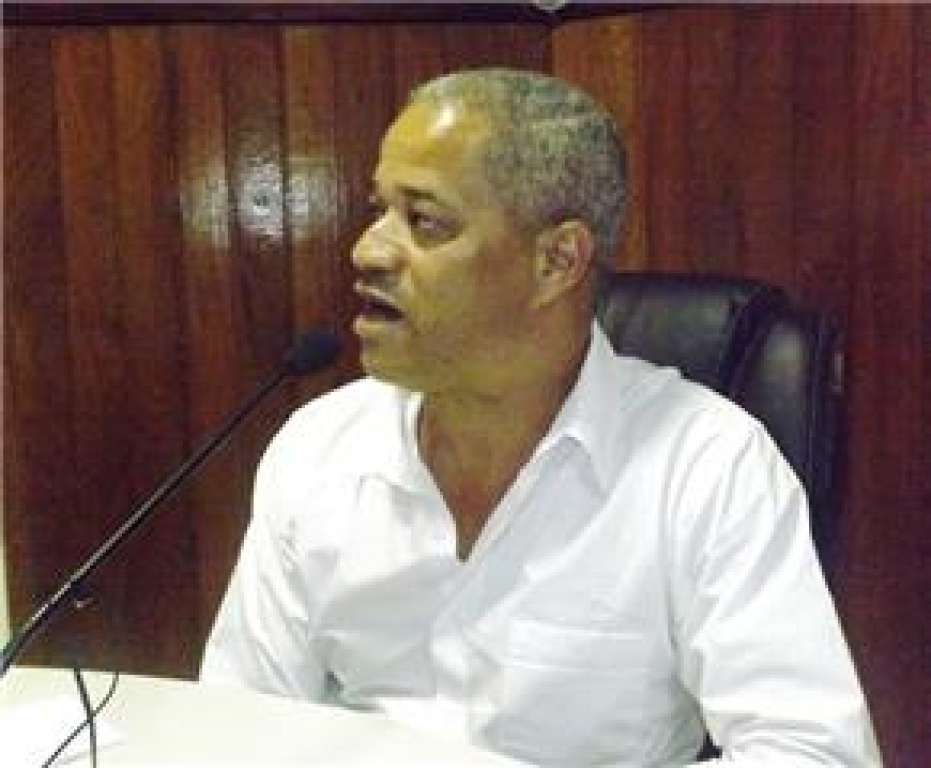 “Mesmo com o coração em pedaços, a gente precisa cuidar da parte legal do município”, declara presidente da Câmara após posse de novo prefeito