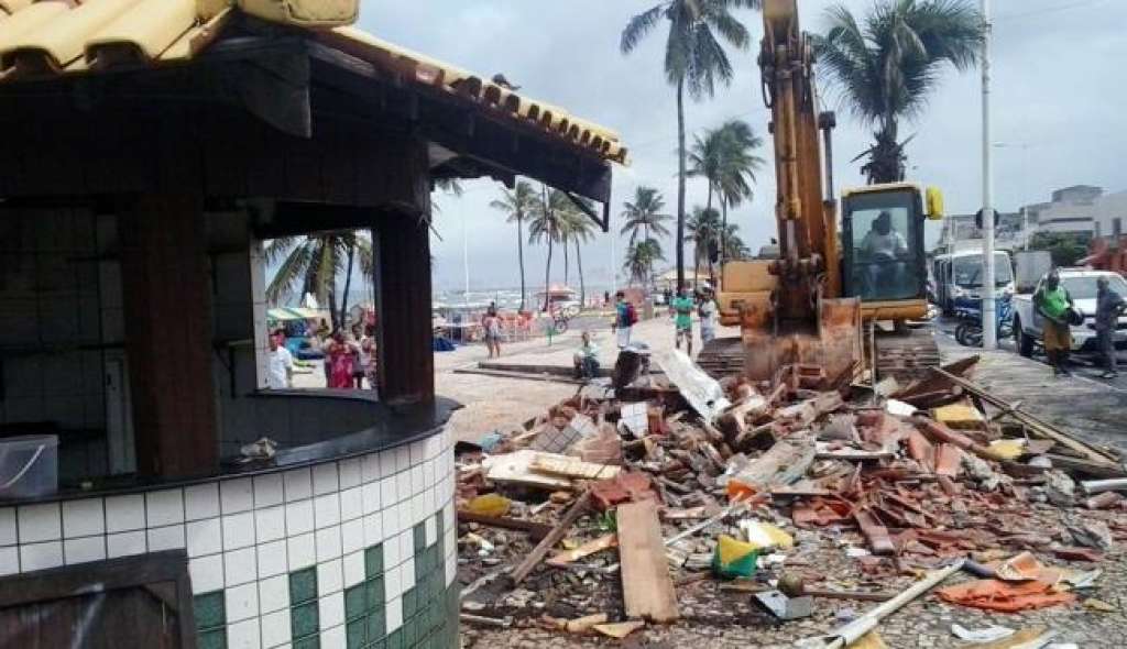 Prefeitura de Salvador inicia demolição de barracas em Itapuã