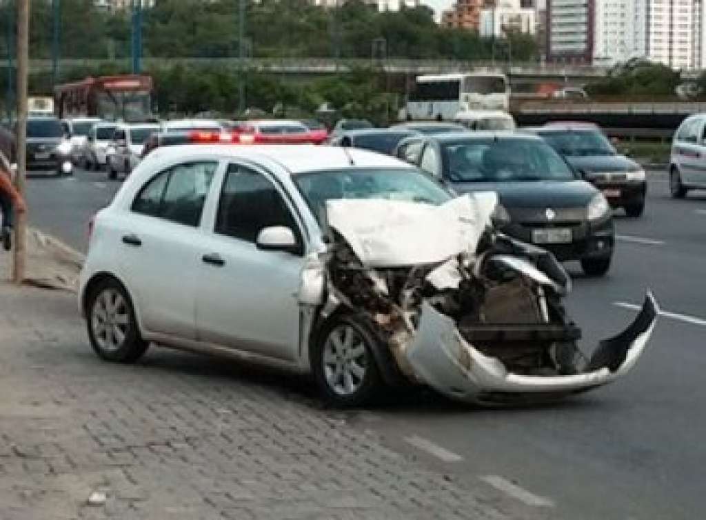 Carro e ônibus se envolvem em acidente em Salvador