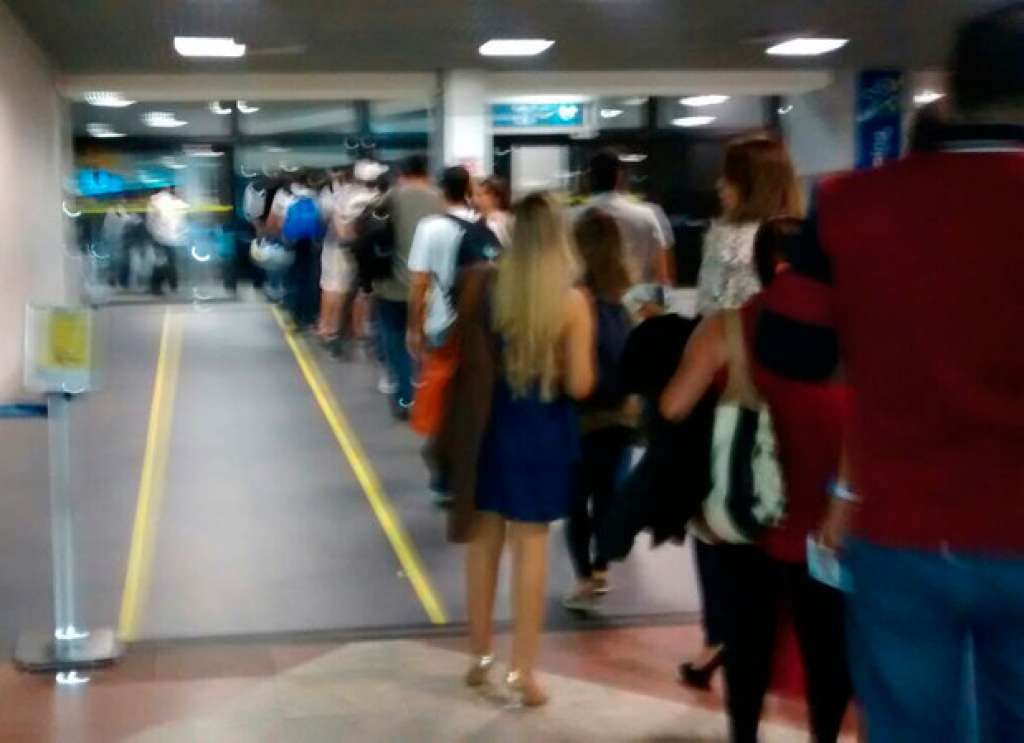 Greve de funcionários da Infraero provoca grandes filas em aeroporto de Salvador