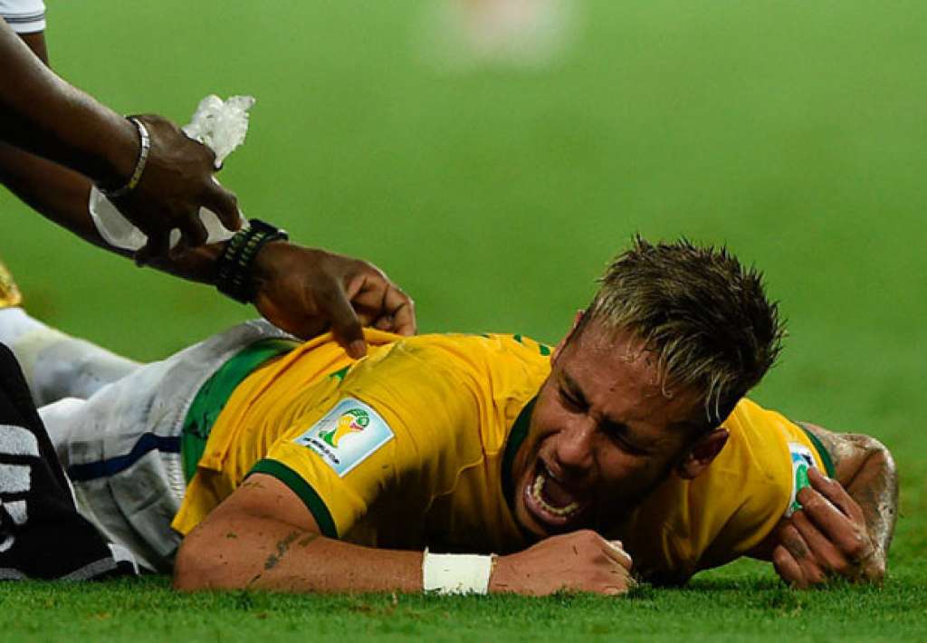 Neymar sofre fratura após levar joelhada e está fora da Copa