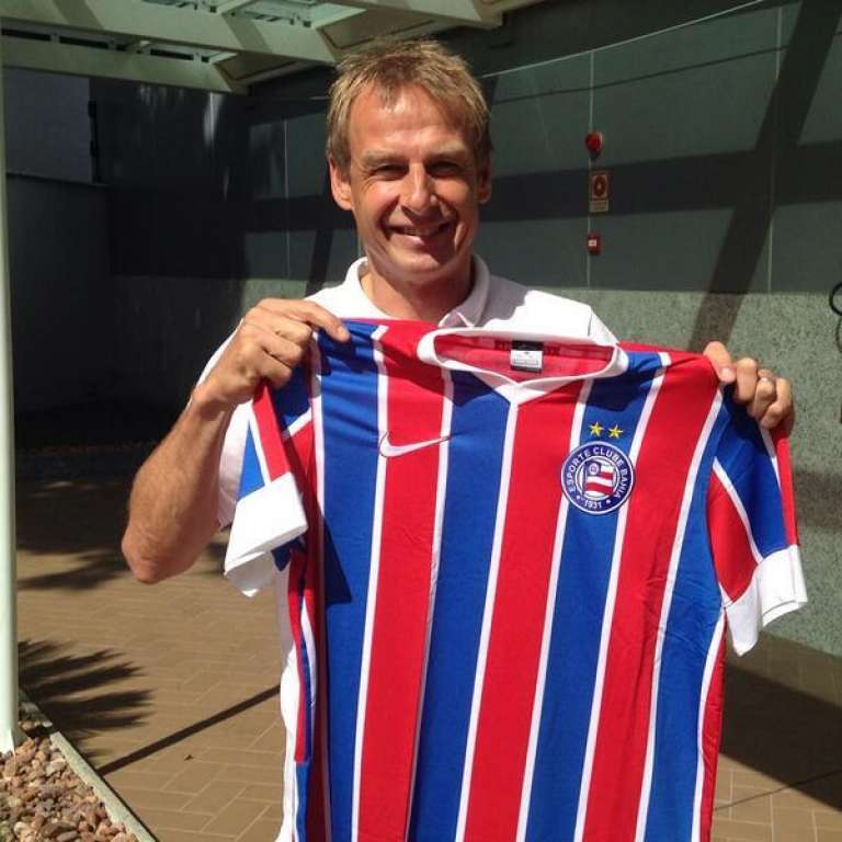 Técnico da seleção dos EUA posa com camisa do Bahia