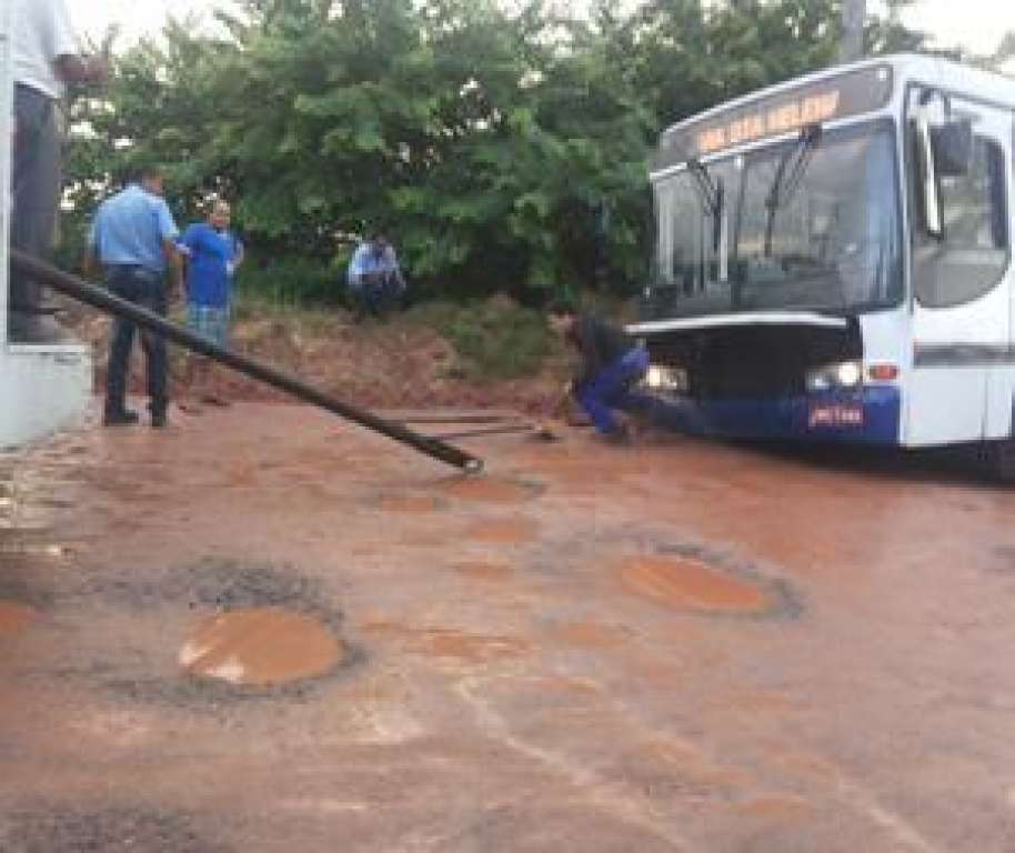 Ônibus atola em Camaçari. Via está em condição precária