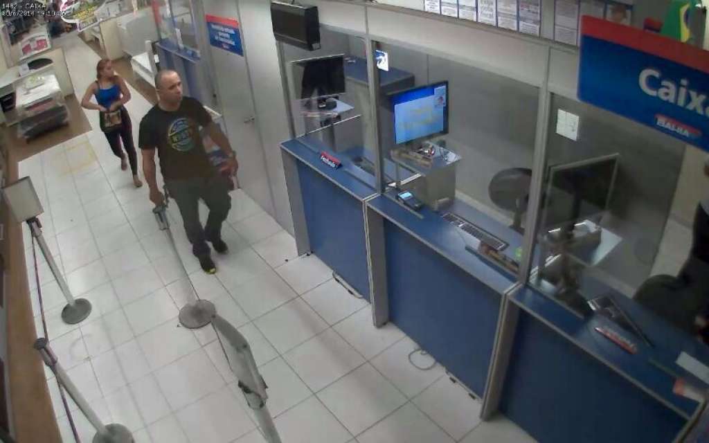 Homem é preso por assaltos a lojas em Salvador; mulher é procurada