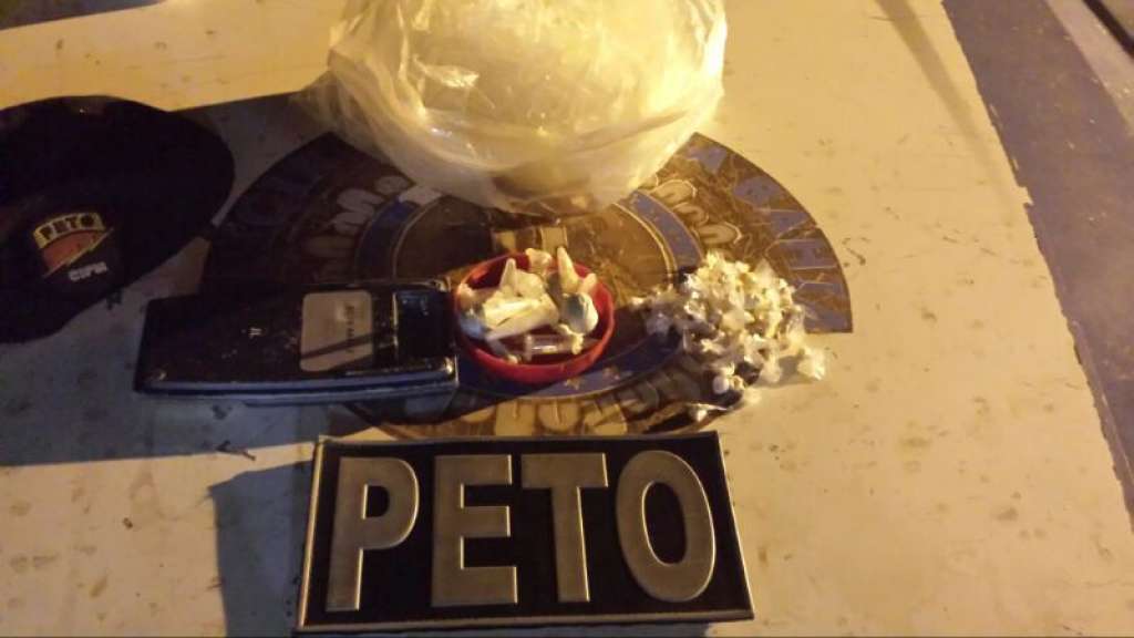 PM prende quatro pessoas e apreende droga em Simões Filho