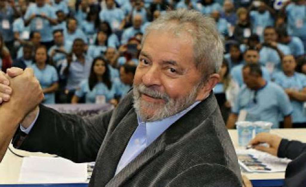 Lula defende investigação de aeroporto construído em fazenda do tio de Aécio Neves