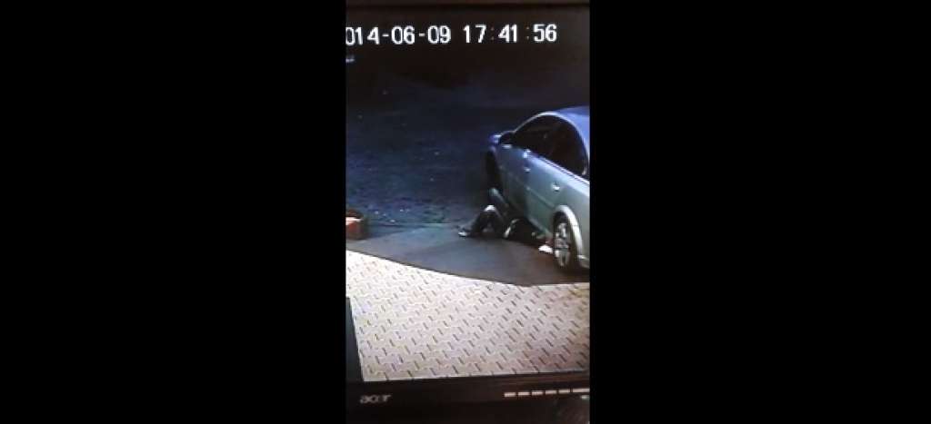 Homem sobrevive após carro passar por cima da cabeça dele. Veja vídeo