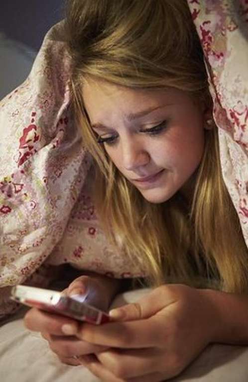 Homem se esconde debaixo da cama e apavora adolescente com SMS: “estou vendo você”