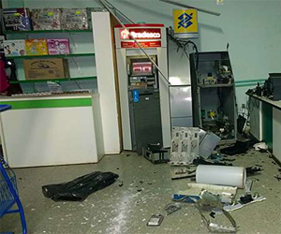 Criminosos arrombam supermercado e explodem caixa eletrônico
