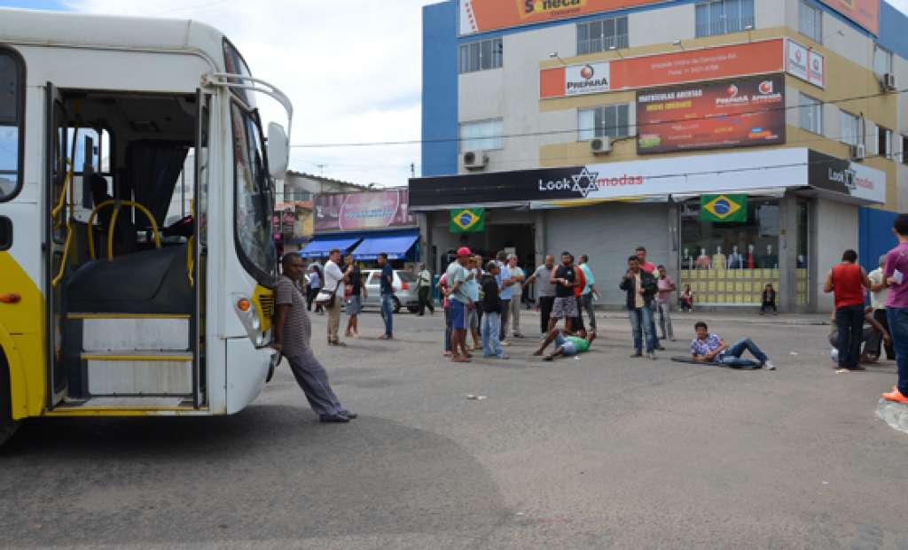Proprietários de vans fazem protesto após apreensões de veículos irregulares