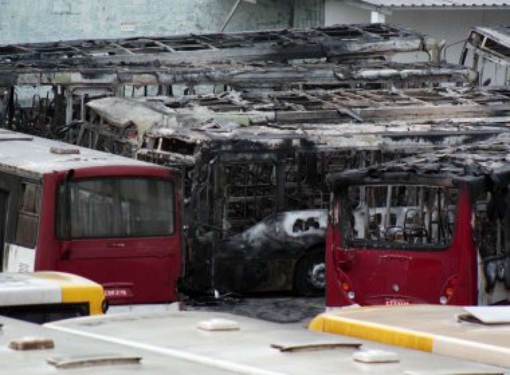 Mais de 20 ônibus são incendiados após o jogo do Brasil