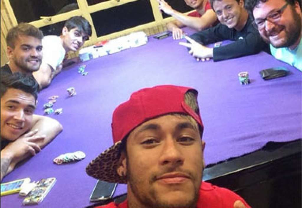 Neymar reúne os amigos para noite de pôquer