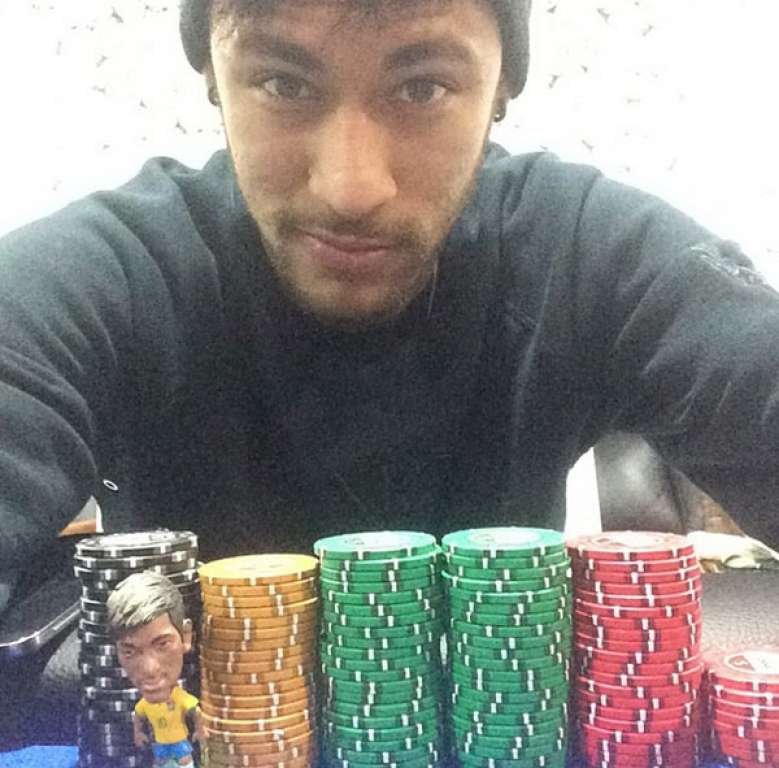 Neymar mostra que se deu bem em noite de pôquer