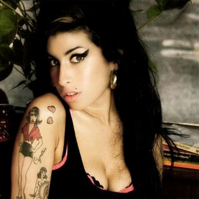 Três anos sem Amy Winehouse: pai diz que ainda fala com a cantora