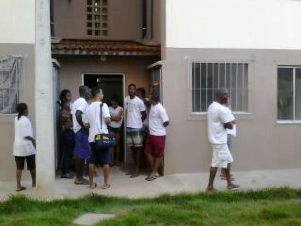 Cadastrados no Minha Casa Minha Vida invadem conjunto habitacional em Salvador