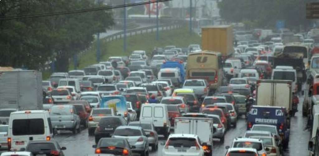 Chuva deixa trânsito lento em Salvador