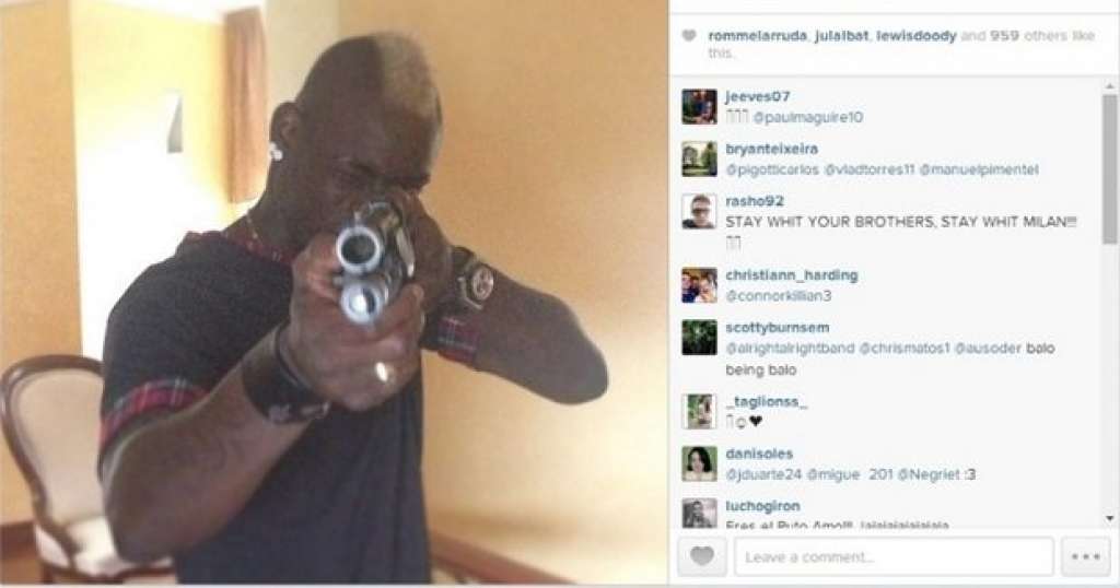 Balotelli posta foto com espingarda