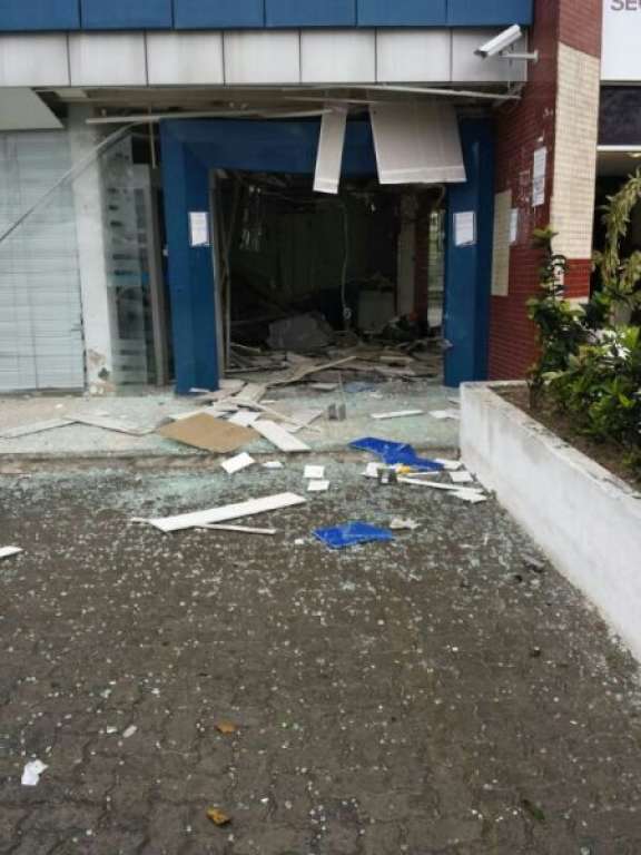 Criminosos explodem caixas de agências bancárias em São Francisco do Conde
