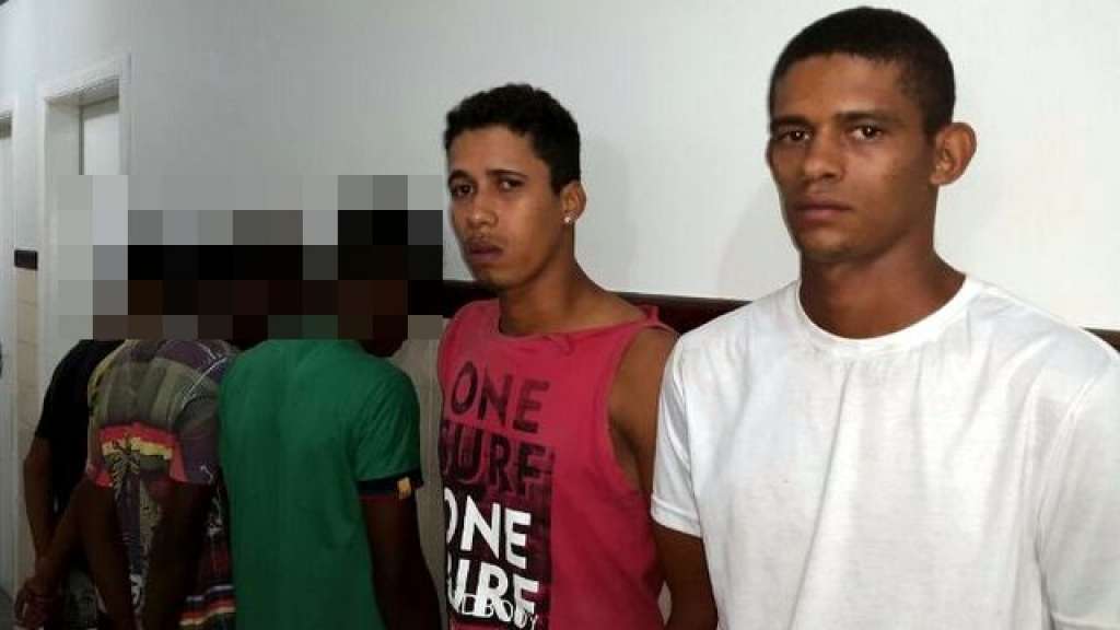 Polícia prende dois homens e apreende quatro adolescentes com arma e drogas