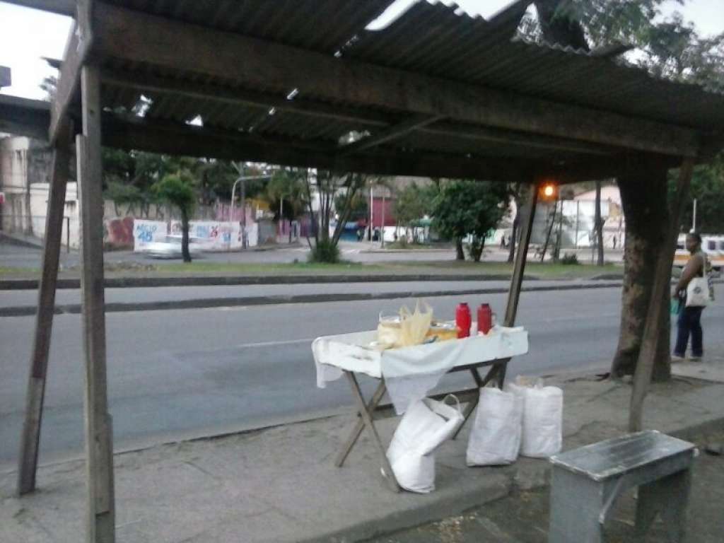 Salvador: ponto de ônibus no Largo Dois Leões está em condições precárias