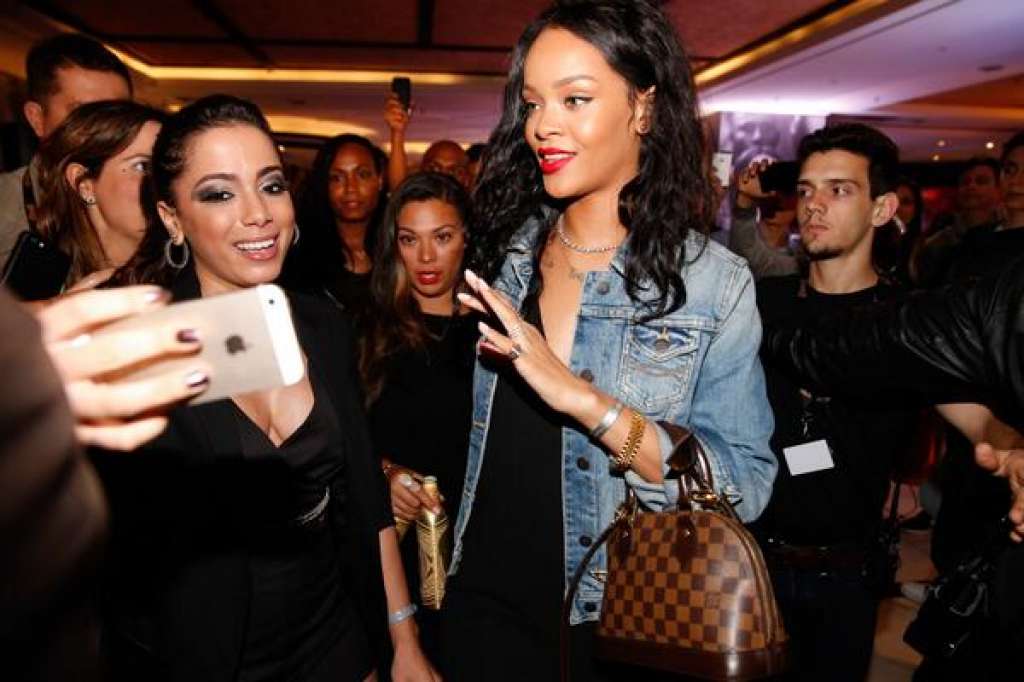 Anitta é ignorada em selfie com Rihanna e vira piada na internet