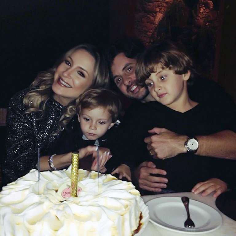 Claudia Leitte comemora aniversário com a família