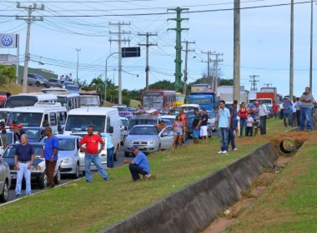 Caminhões são apreendidos em Salvador durante operação de trânsito