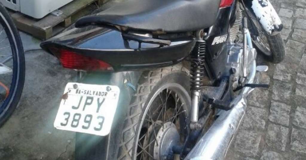Polícia recupera motocicleta roubada em Simões Filho