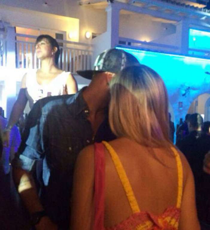 Após viagem com Bruna Marquezine, Neymar aparece em festa com loira