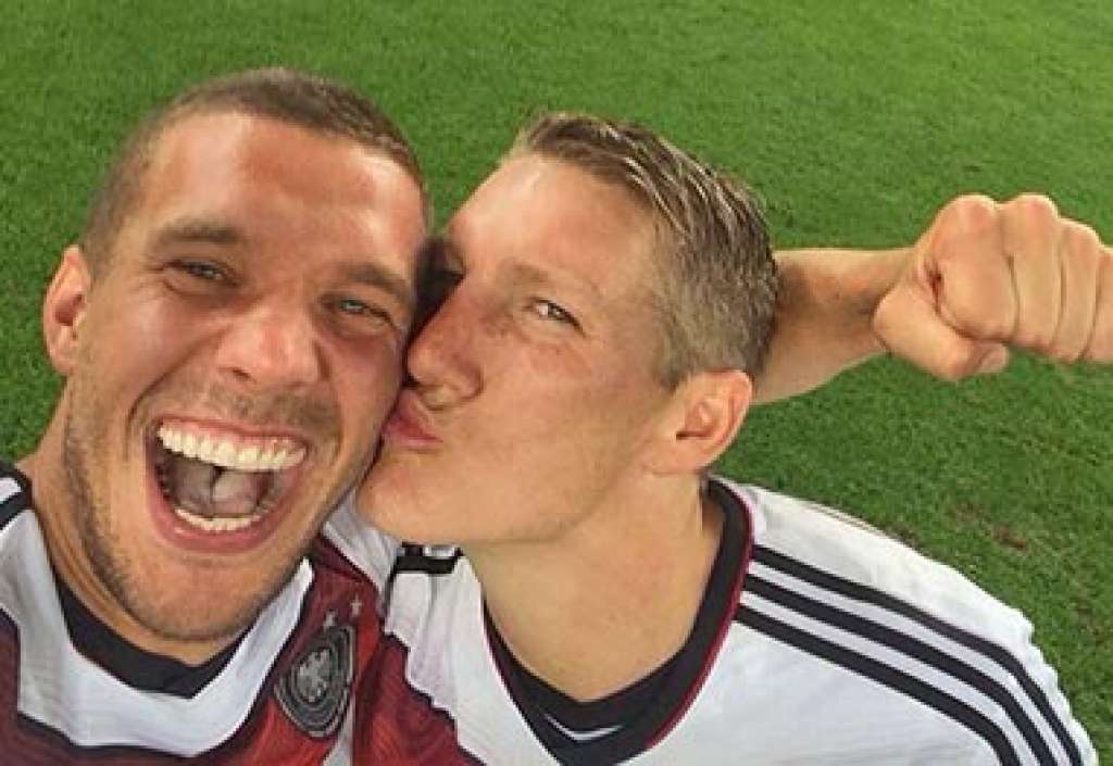 Lukas Podolski festeja o título da Alemanha com selfie