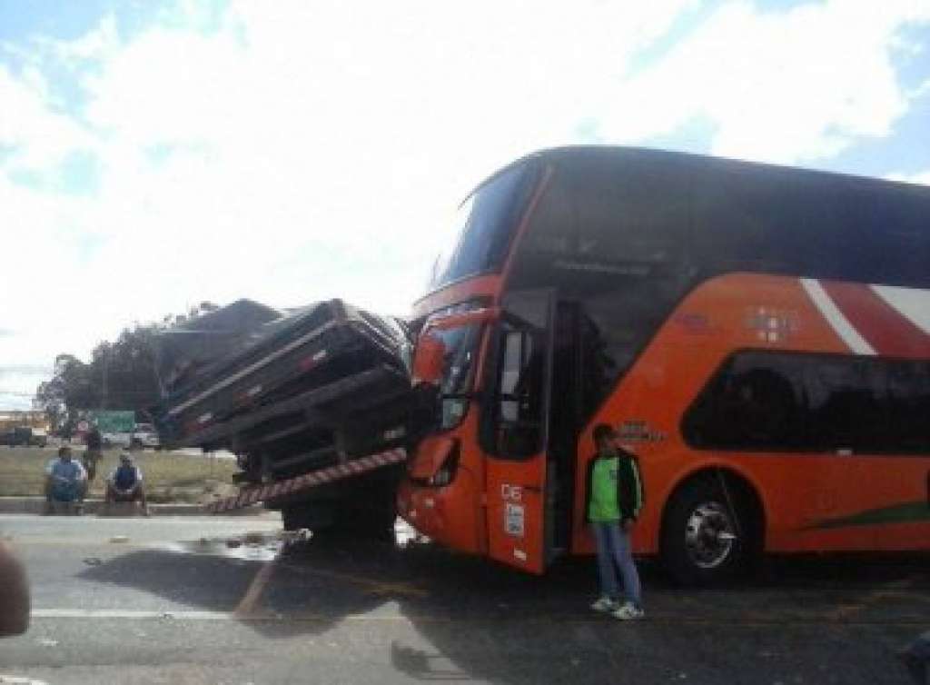 Ônibus e caminhão se envolvem em acidente na BR-116
