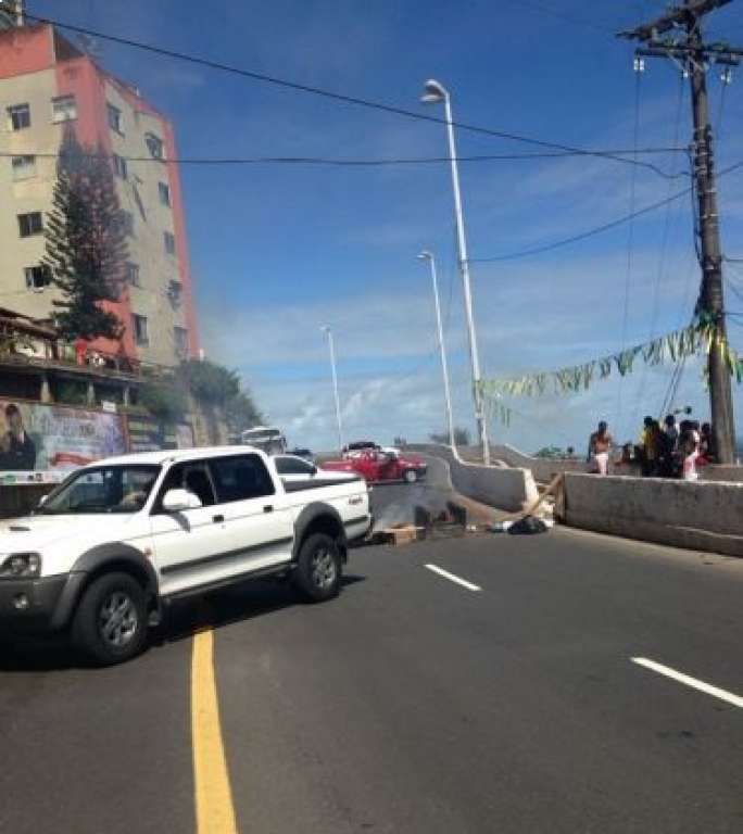 Salvador: moradores fecham Avenida Contorno e protestam contra violência