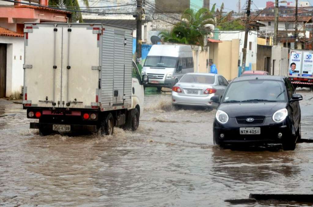 Chuva causa ameaças de deslizamentos e desabamentos em Salvador