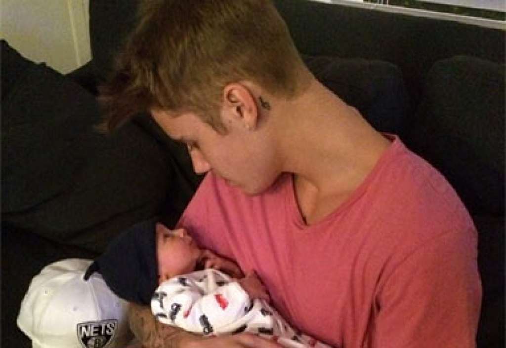 Justin Bieber posa com bebê no colo